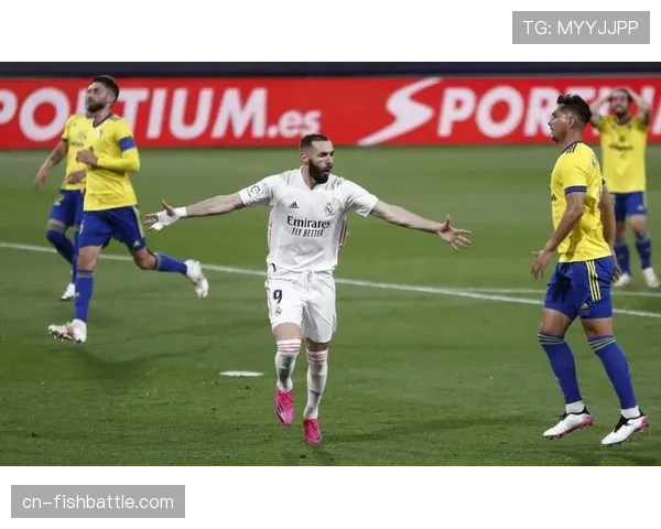 特写：维尼修斯突破造点后指向看台，回应种族主义辱骂